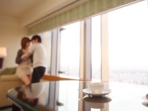 女性向けアダルト動画「☆大好きな彼と久しぶりの旅行♪ホテルに着いてまだ時間はたっぷりあるのに、２人は待ちきれず抱き合っちゃいます♪」のシーン画像