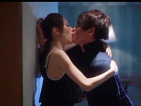 ☆恋人同士の情熱的な夜・・・。お酒を飲み交わし壁ドンされて、とろけるようなキスで火照るカラダ・・・。のサムネイル画像