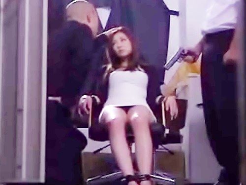 女性向けアダルト動画「☆囚われの身でイラマチオ！敵には屈さない美人姐さんの任侠魂」のシーン画像