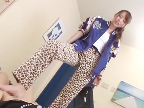 女性向けアダルト動画「超ヤンキーな女性新聞販売員ｗ玄関先で男性を強引フェラして契約成立☆」のシーン画像