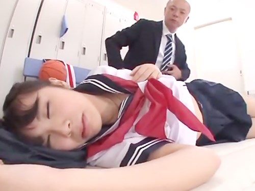 女性向けアダルト動画「更衣室で爆睡。無防備すぎる姿に先生もムラムラｗこっそりエッチなお仕置き♪」のシーン画像