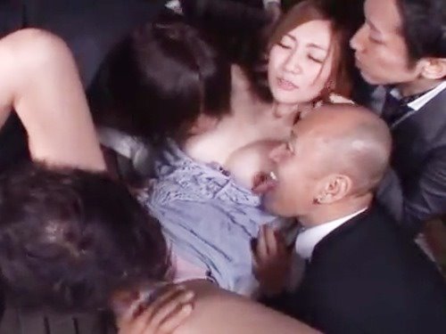 女性向けアダルト動画「☆１人の女性を数人でご奉仕♪色んなテクニックで何度もイッちゃいます！」のシーン画像