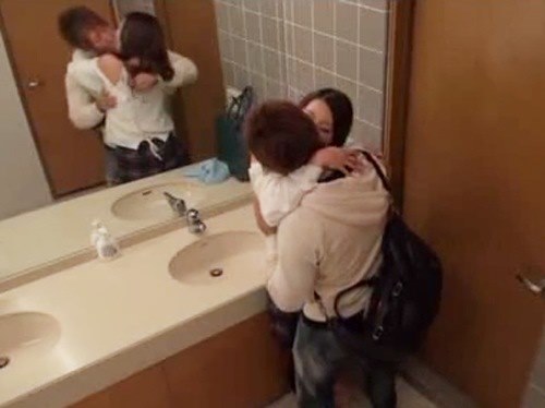 女性向けアダルト動画「☆濃厚すぎるキスで別れ際も名残惜しくて何度もチュッチュ♪男性はメロメロです！」のシーン画像