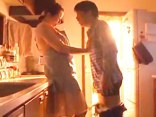 女性向けアダルト動画「保険の男性顧客が自宅に来て…キッチンで無理やりフェラさせられちゃいます☆（その2）」のシーン画像