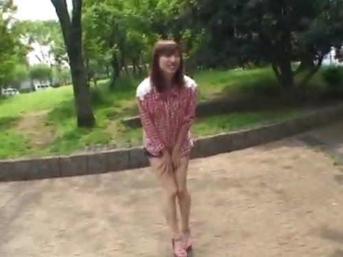 女性向けアダルト動画「久しぶりの撮影はまさかの公園ですか？ローターを仕込まれてスイッチオン！！」のシーン画像