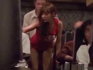 バスの中で見知らぬ男性を誘惑♪車内でこっそり？エッチしちゃいます！のサムネイル画像