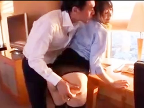 女性向けアダルト動画「☆いつも紳士的な機長に肉奴隷にされてしまうCAさん♪そのギャップでメロメロになってしまいます！」のシーン画像