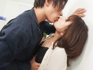 オフィスで我慢できなくて…♡久しぶりに大好きな彼と仕事中にこっそり発情ラブラブSEX～新村あかりのサムネイル画像