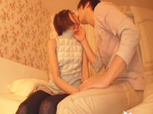 女性向けアダルト動画「撮影は初めてという女優さん。お相手はなんと一徹くん♪緊張する女性を優しくキスして一徹くんペースにもっていきます！」のシーン画像