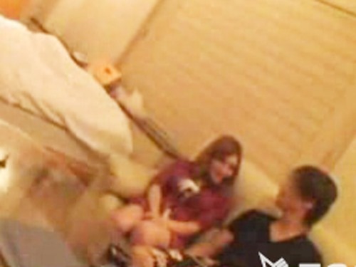 女性向けアダルト動画「☆大きなお目々の可愛い女性に小田切さんもメロメロです。テンション上がってベットの上ではしゃいじゃいます♪」のシーン画像