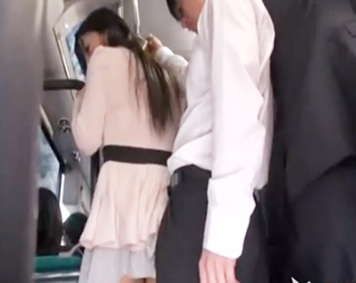 女性向けアダルト動画「☆満員バスの中で痴漢!夫に不満がある女性はまさかの痴漢で興奮してしまいます。そしてそのまま・・・。」のシーン画像