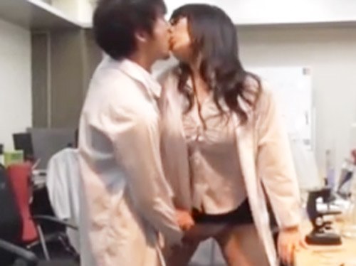 女性向けアダルト動画「☆いつも真面目な理系女子！研究室で成功した媚薬を口にしてしまい火照ったカラダを止めることができません！」のシーン画像