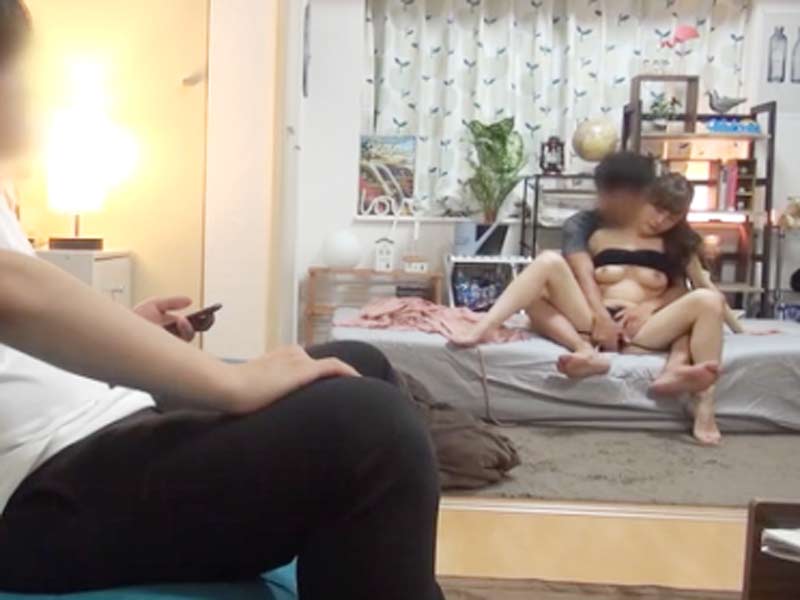 女性向けアダルト動画「彼氏の後輩にエッチを見せつけるカップルｗ見られながら愛撫されて余計に感じちゃいます♪」のシーン画像