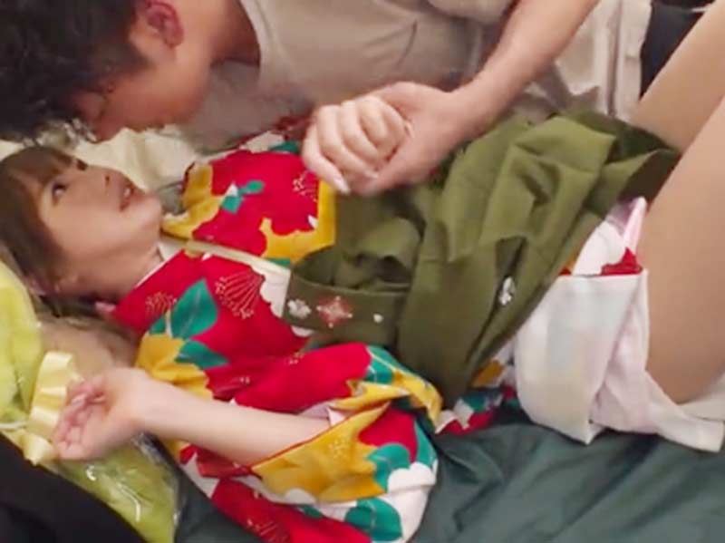 女性向けアダルト動画「卒業式の帰りに袴姿で超快感セックス体験♪しみけんの超絶クンニもさく裂！」のシーン画像